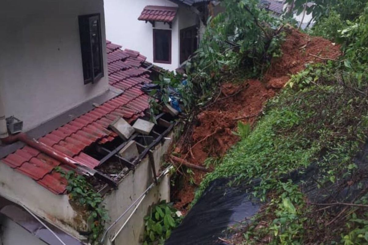 Ampang landslide: Residents advised to evacuate