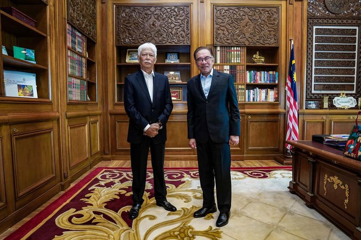 PM Anwar Ibrahim and Petroliam Nasional Bhd adviser Tan Sri Hassan Marican