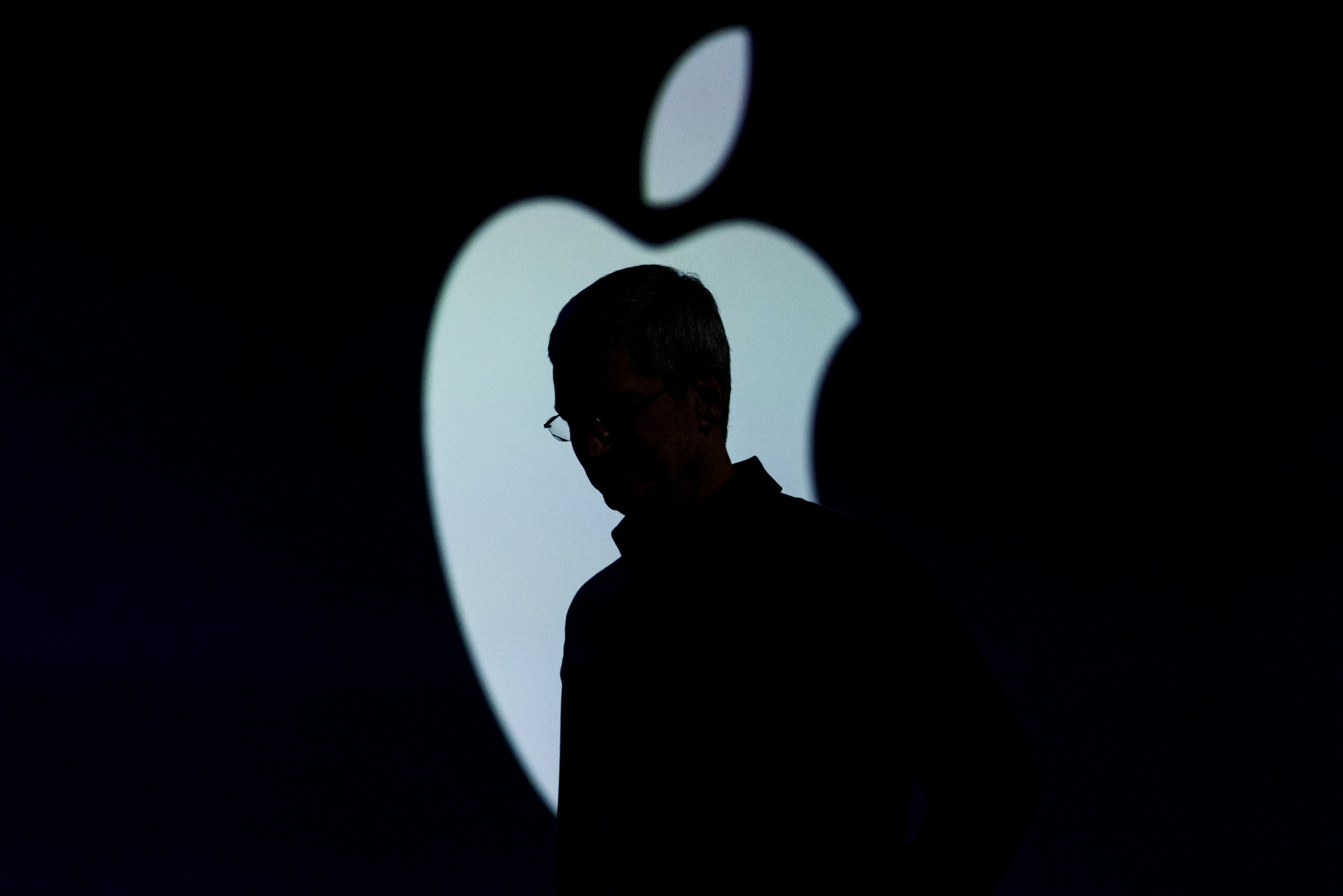 Apple's market value falls below US$2 trillion for the first time since 2021
