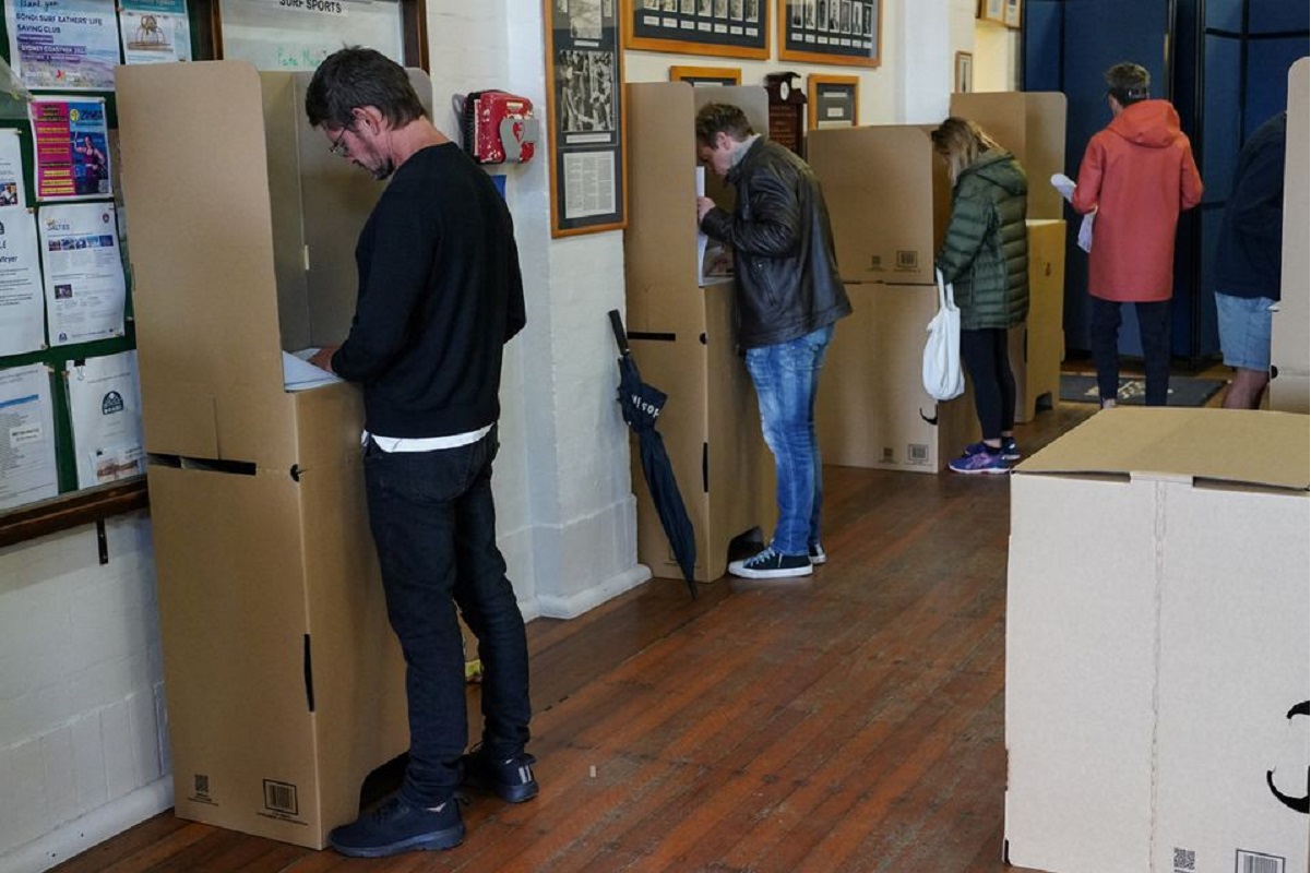 Voters cast their ballots on the morning of the national election at a Bondi Beach polling station in Sydney, Australia, May 21, 2022. (Photo by Reuters)
