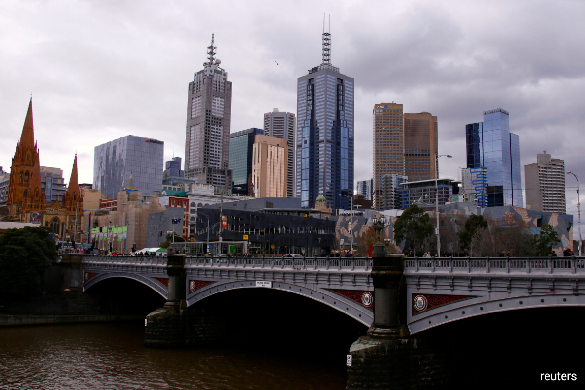 australia-watchdog-wary-of-slowing-job-market-maintains-tight-home