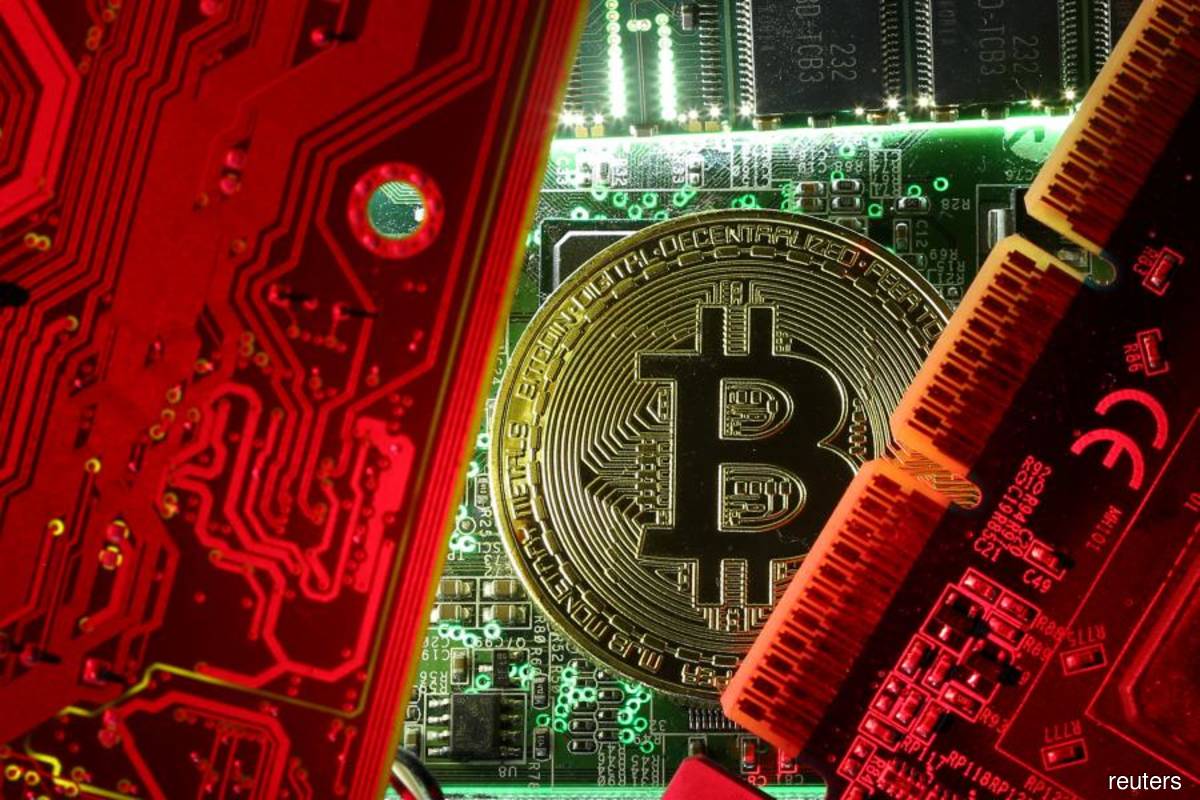 Bitcoin falls more than 4% to near US$60,000