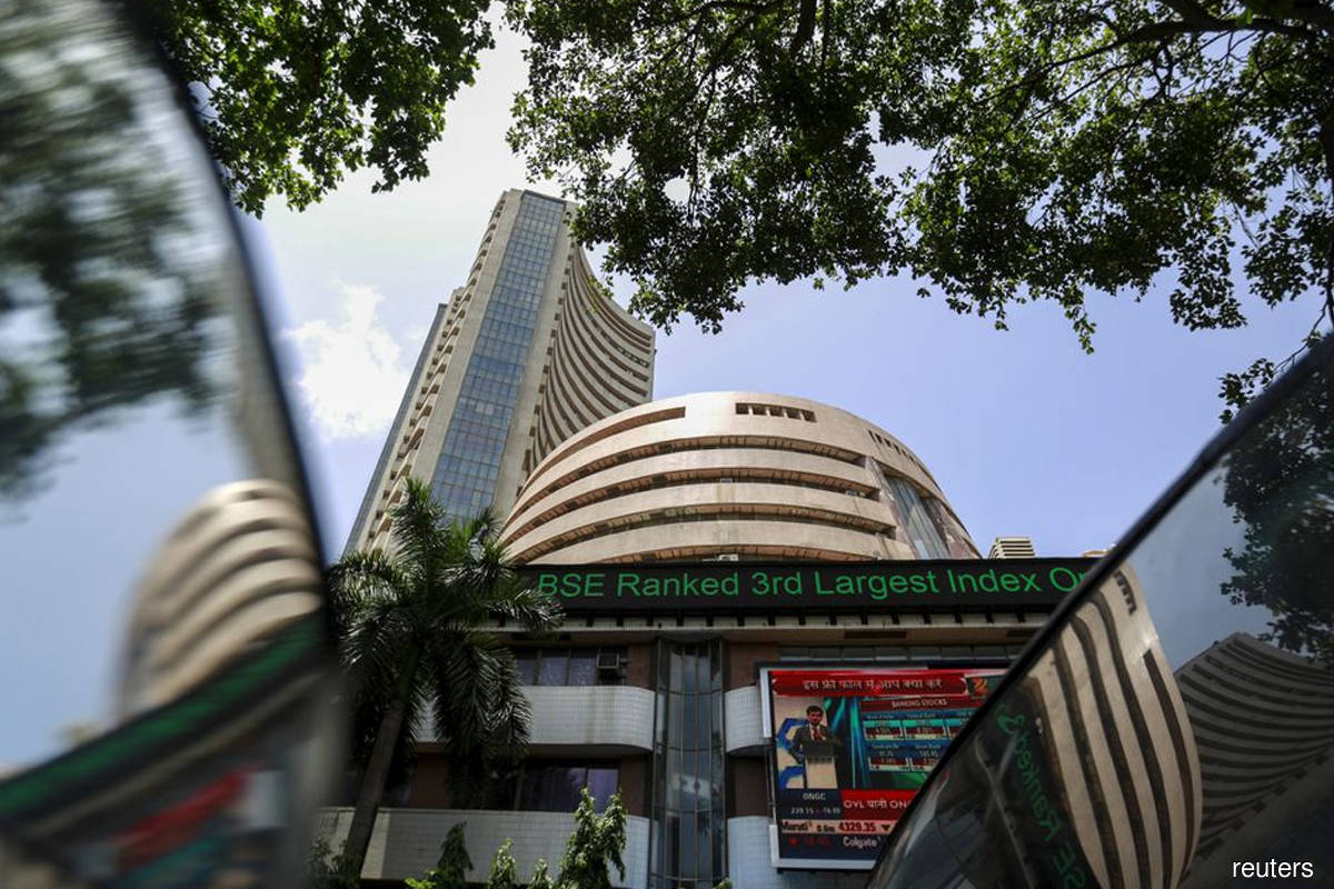 Indian shares flat in volatile trade; Reliance jumps