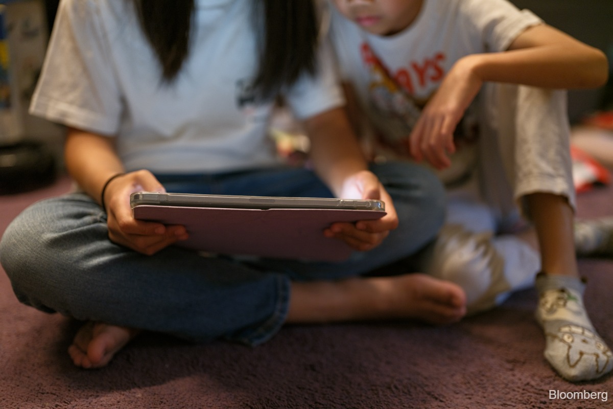 UK weighs Australia-style social media ban for children