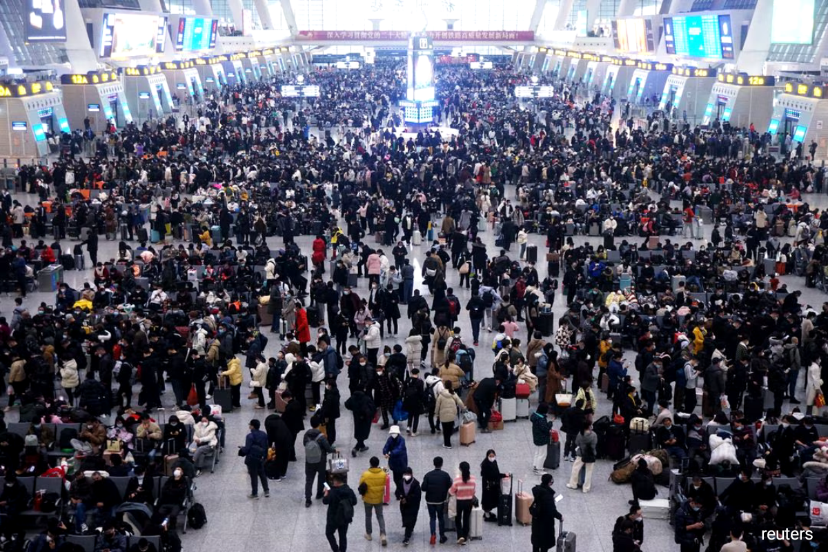 Travellers wait for their trains at Hangzhou East railway station during the Spring Festival travel rush ahead of the Chinese Lunar New Year, in Hangzhou, Zhejiang province, China Jan 20, 2023. China Daily via REUTERS  