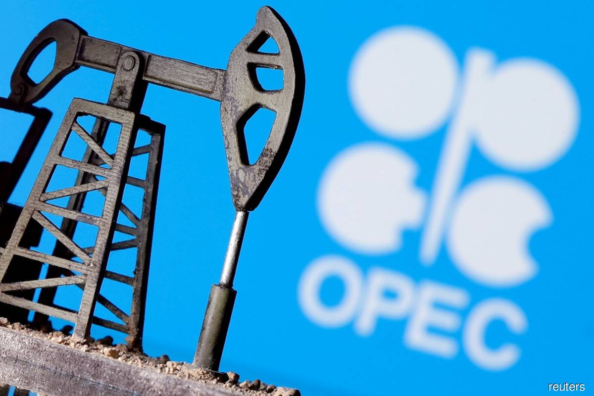 Russia, Saudi signal no rush on Omicron ahead of OPEC+ meeting