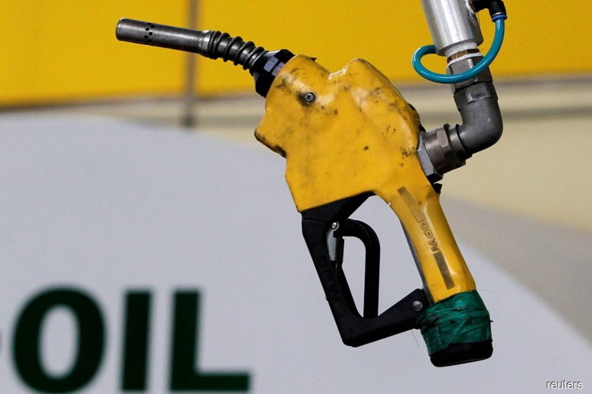 Oil prices firm on upbeat US economic data