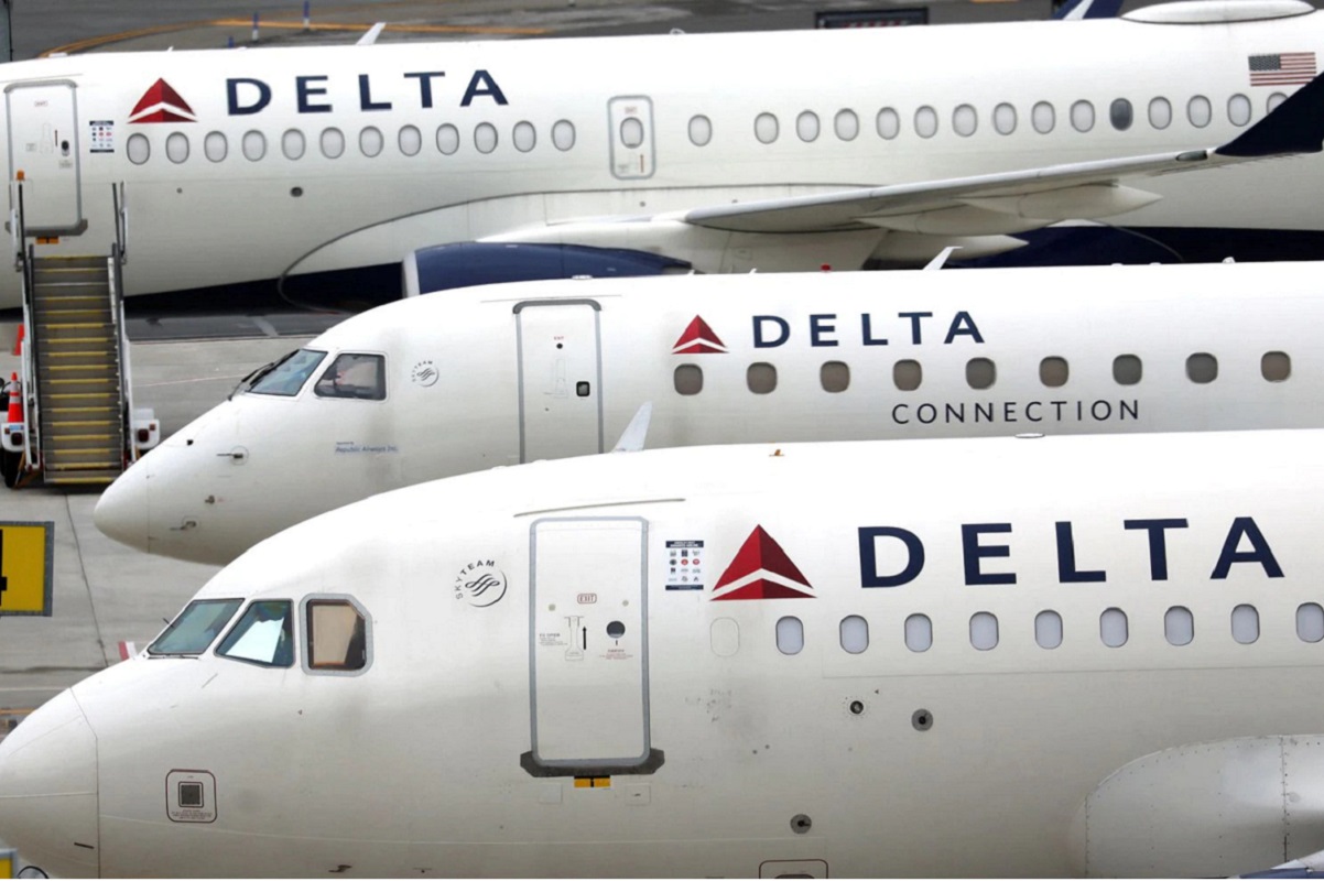 Delta offers pilots hefty pay raises as unions flex bargaining power