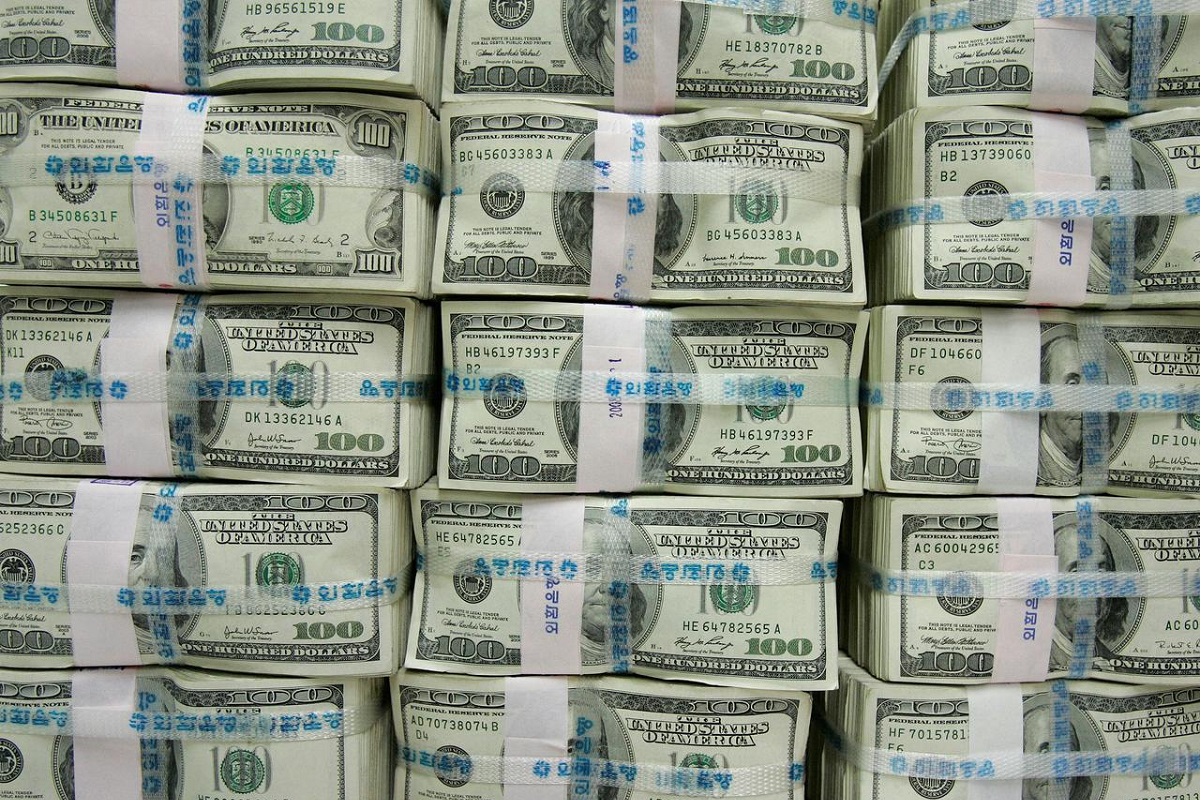 US dollar in doldrums as vaccines fan recovery bets