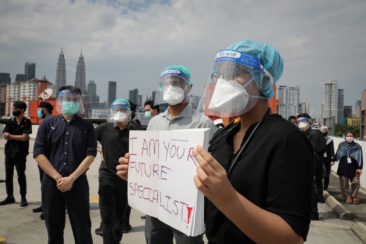 Government medical contract doctors participate in a walkout strike at Kuala Lumpur Hospital amid the Covid-19 outbreak in Kuala Lumpur, Malaysia July 26, 2021. (Photo by Reuters)