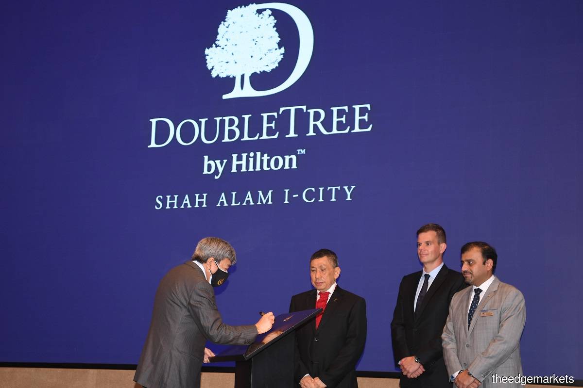 (From left) Sultan Sharafuddin Idris Shah, Lim, Hilton Southeast Asia senior regional director Jamie Mead, and Doubletree Hilton Shah Alam general manager Gagan Talwar at the launch event. (Photo by Suhaimi Yusuf/The Edge)