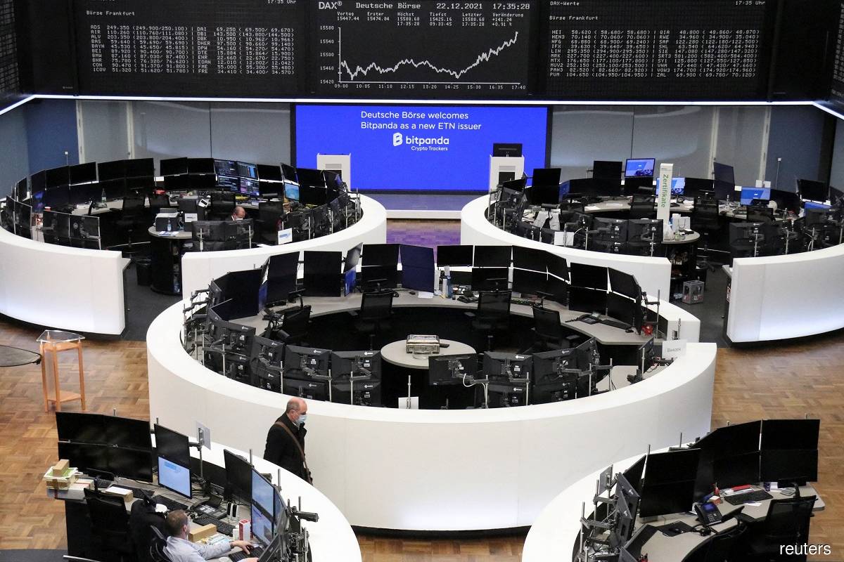 European shares in the red after hawkish Fed comments