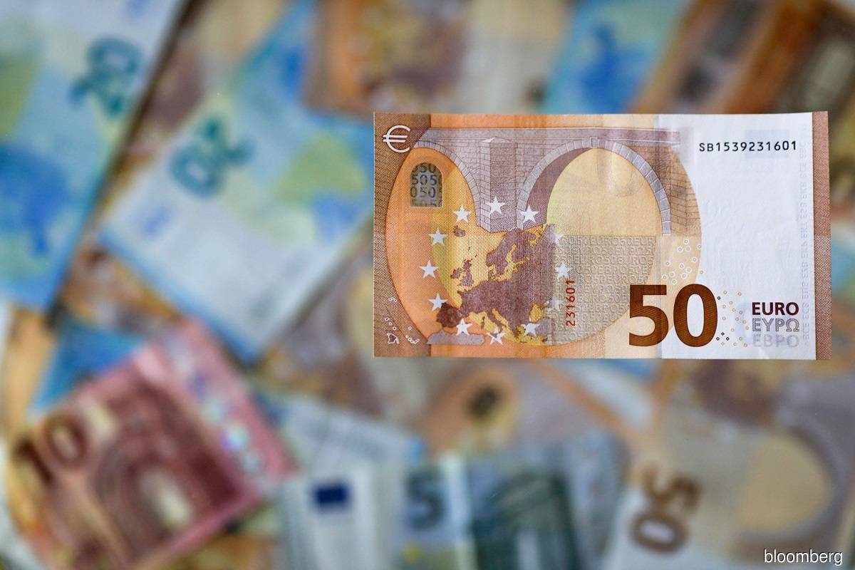 Euro tumbles to 20-year low, putting parity with dollar in sight