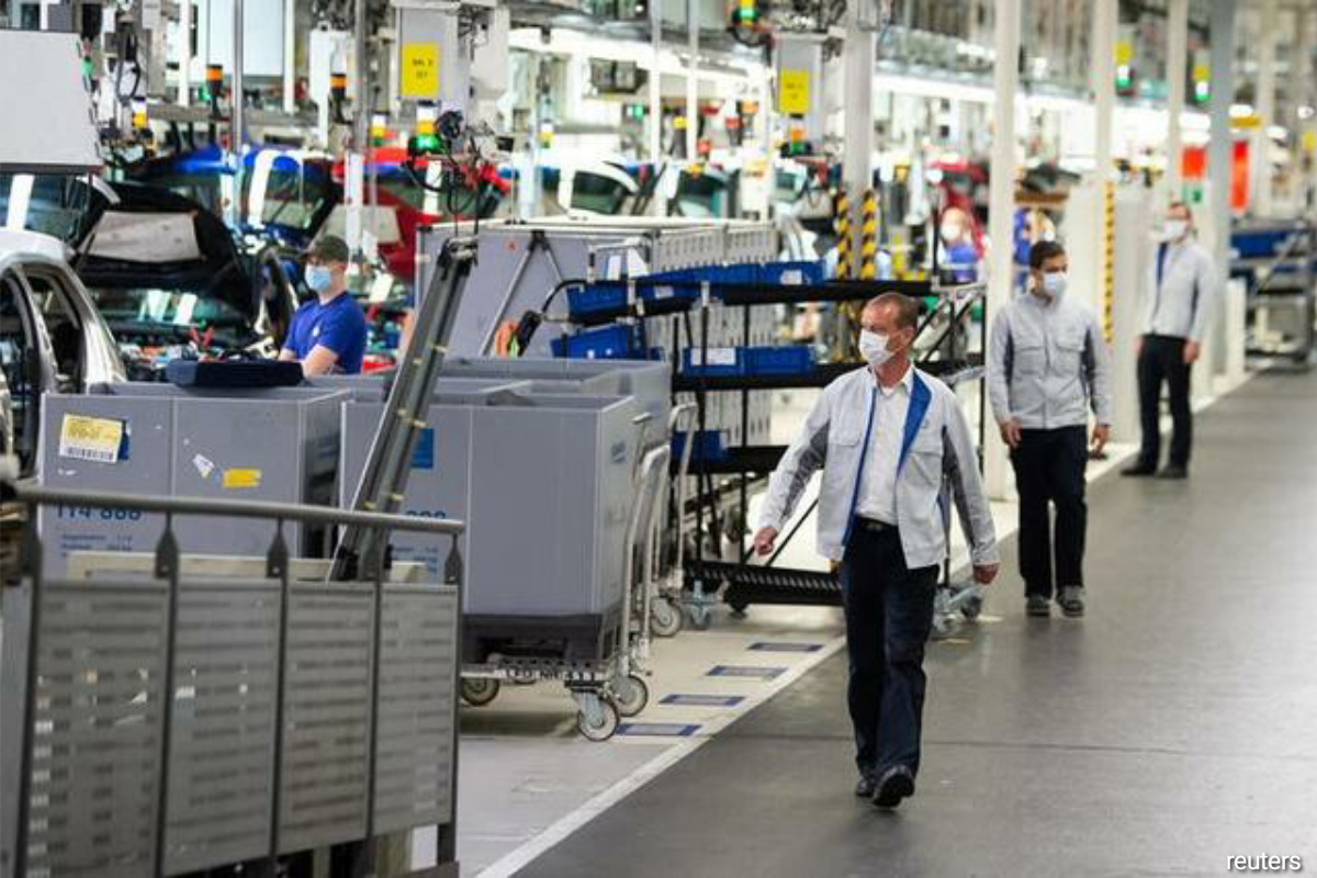 While the manufacturing sector continued to expand, an earlier flash reading of the overall survey showed activity in the bloc’s dominant service industry contracted last month as a second wave of the coronavirus swept across Europe. (Photo by Reuters)