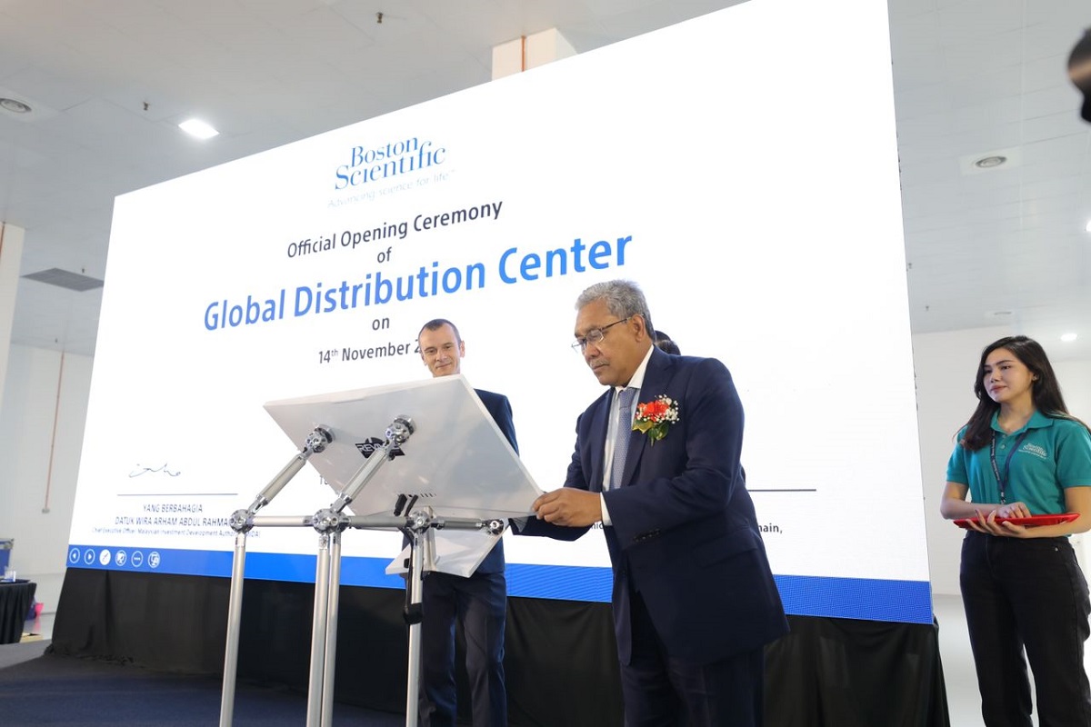 Boston Scientific Corp senior vice-president for supply chain Paudie O'Connor (left) and Malaysian Investment Development Authority (MIDA) chief executive officer Datuk Arham Abdul Rahman