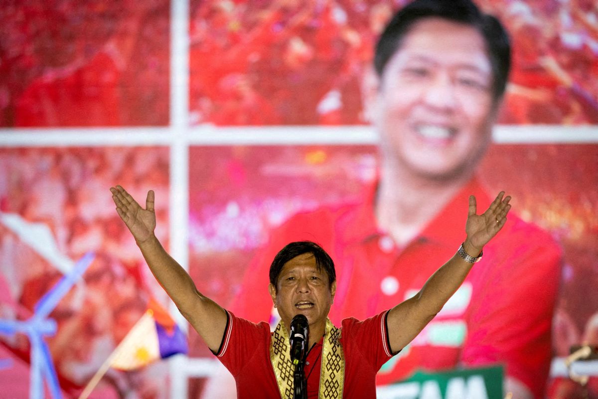 Marcos claims victory, asks not to be judged on his ‘ancestors’