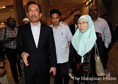 Anwar_Wan-Azizah_Federal-Court.jpg