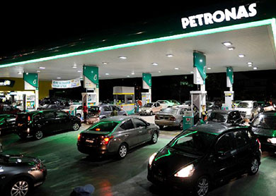 cars_queue_at_petrol_station-RON95_price_increase-011014-TMI-NAJJUA