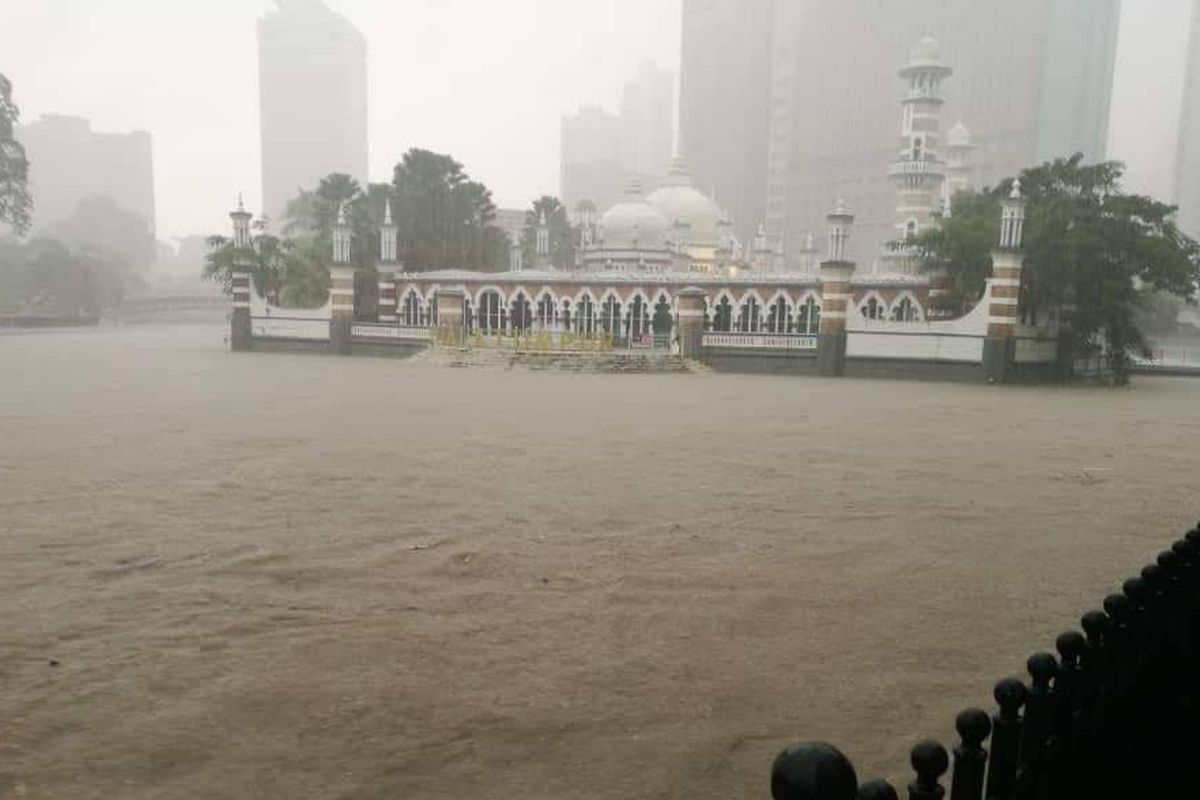 Major roads in Kuala Lumpur submerged, four rivers exceed danger level