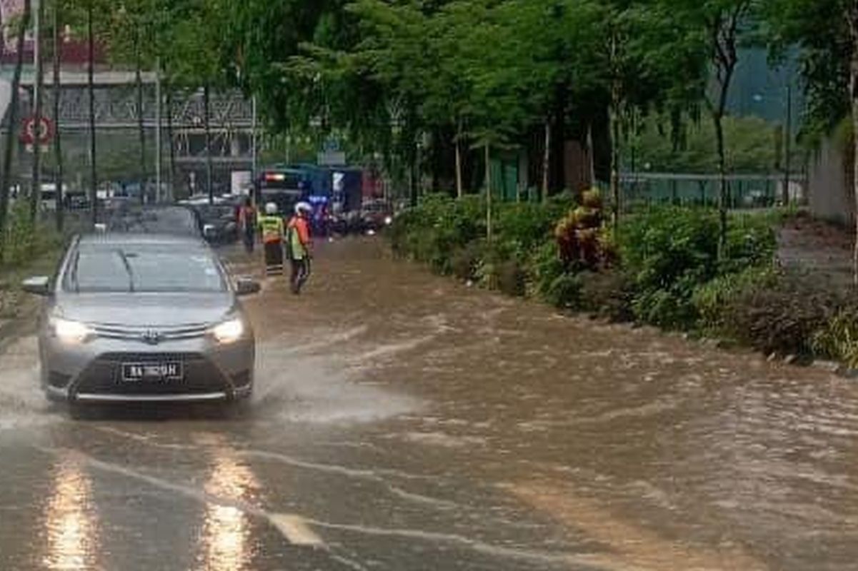 Flash floods hit several parts of Kuala Lumpur