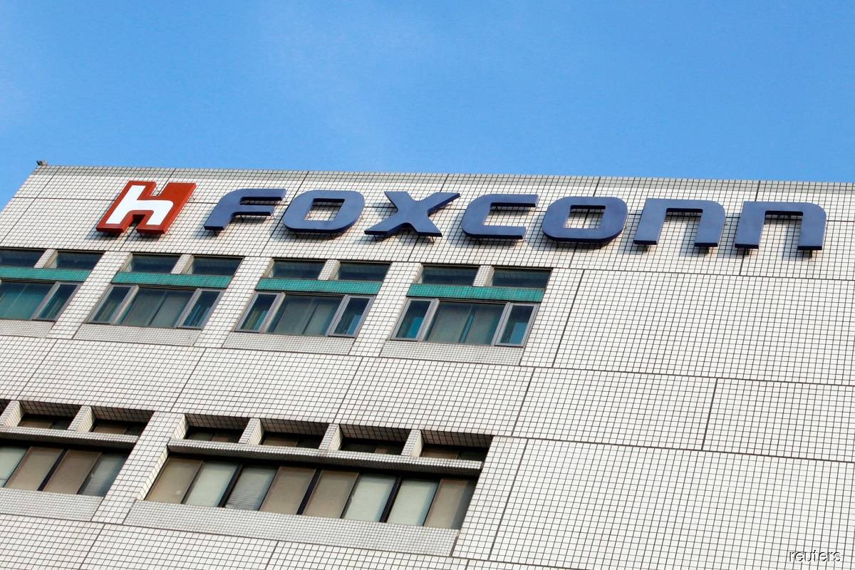 Indonesia says Foxconn may invest in projects for new capital