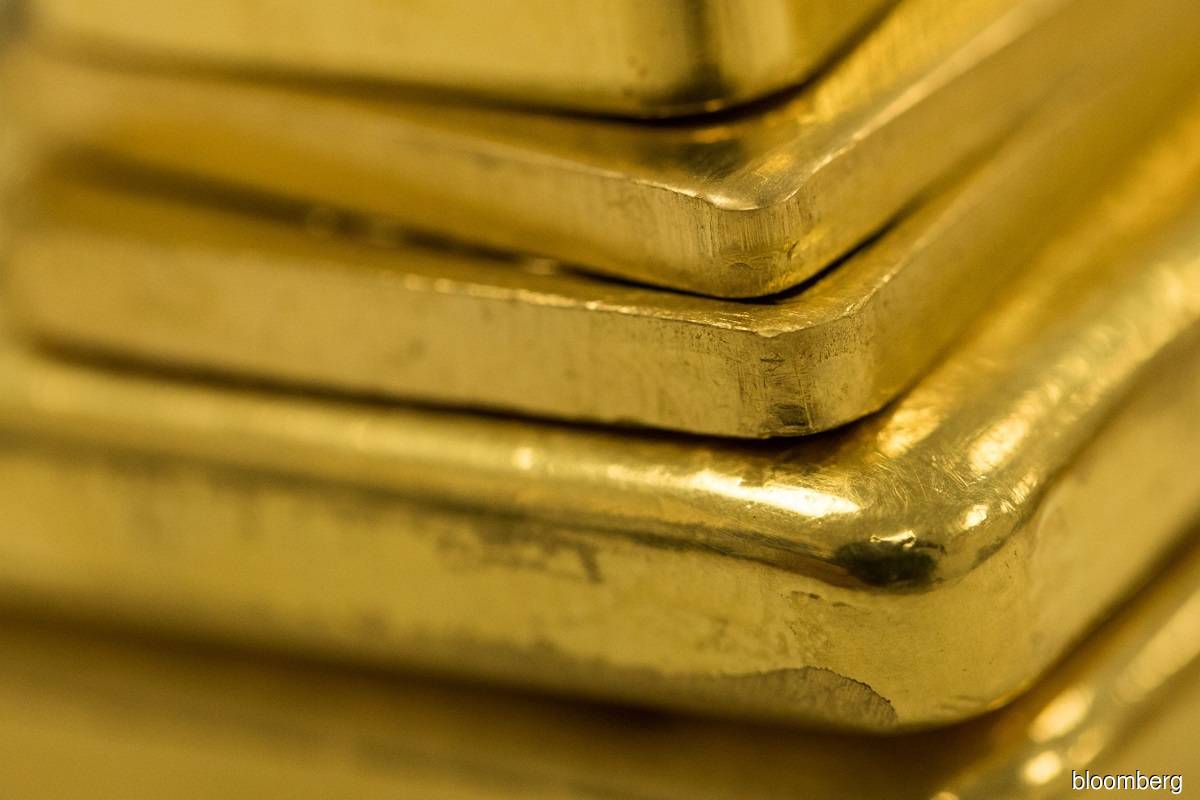 Gold drops over 2% in sell-off sparked by strong dollar
