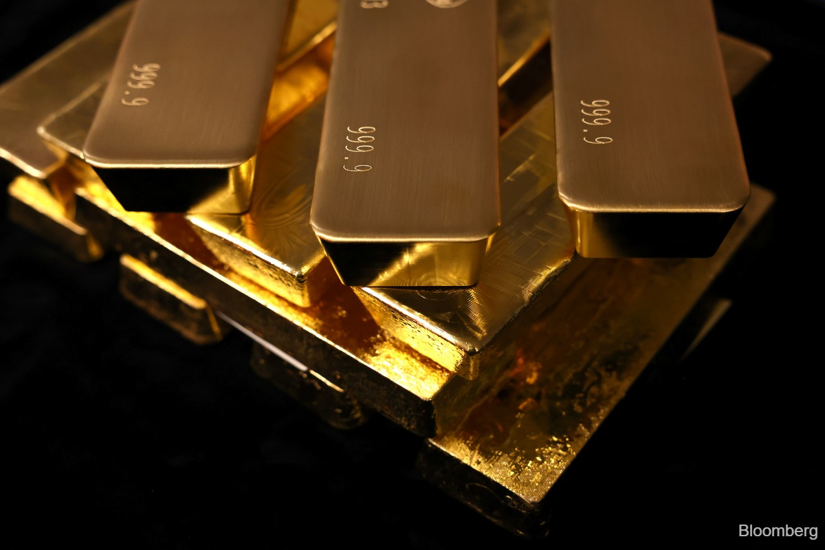 Gold gains on softer oil prices; Fed decision in focus