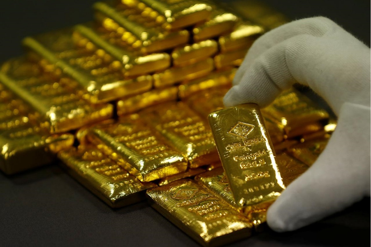 Gold dips; set for first weekly gain in five as US dollar falls