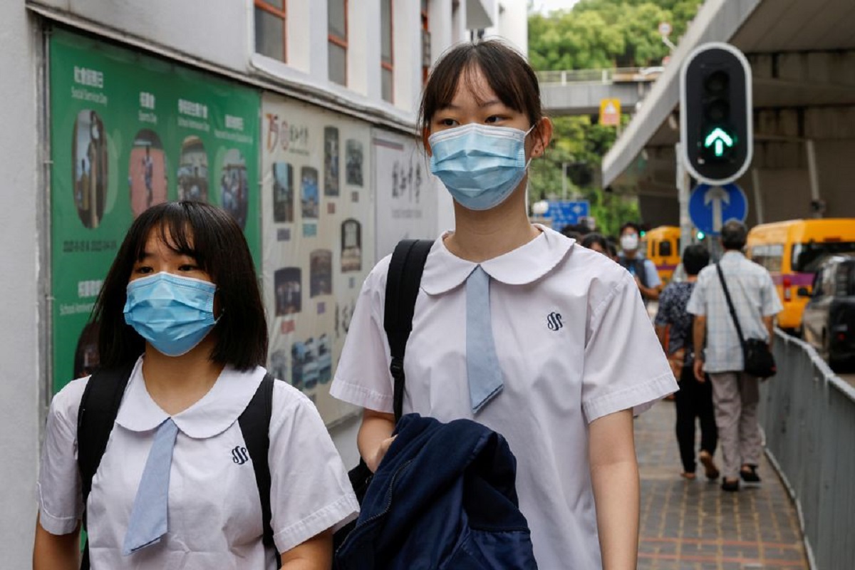 Secondary school students wear face masks as they walk to school on the first day of the new term in Hong Kong, China Sept 1, 2021. (Photo by Reuters)