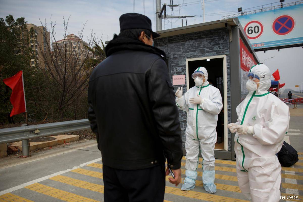 随着新冠肺炎病例的增加，中国医疗供应商加大了药品和口罩的生产