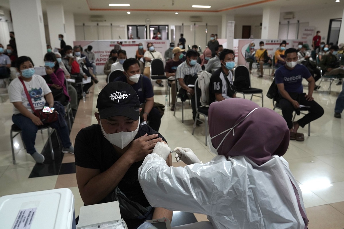 A healthcare worker administers a dose of the AstraZeneca Covid-19 vaccine in Jakarta, on May 25. (Photo by Bloomberg)