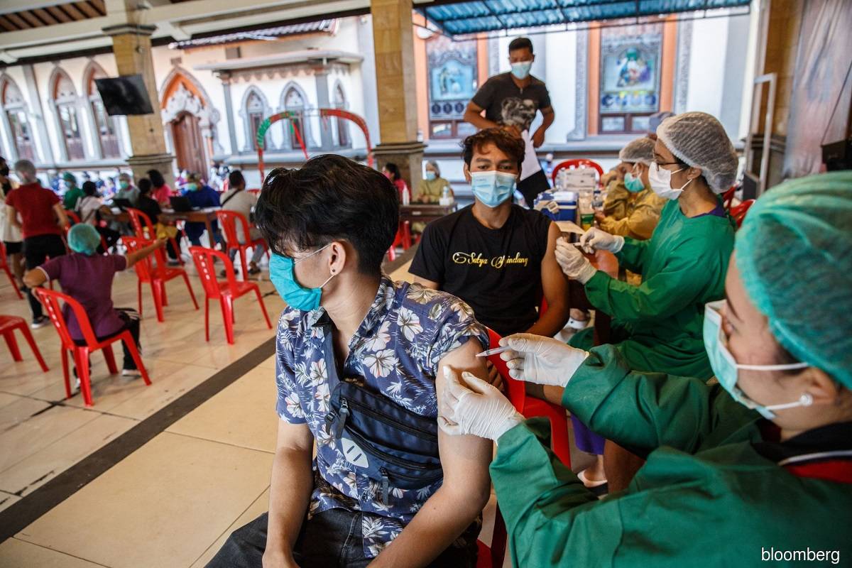 Indonesia begins privately run vaccination to boost economy