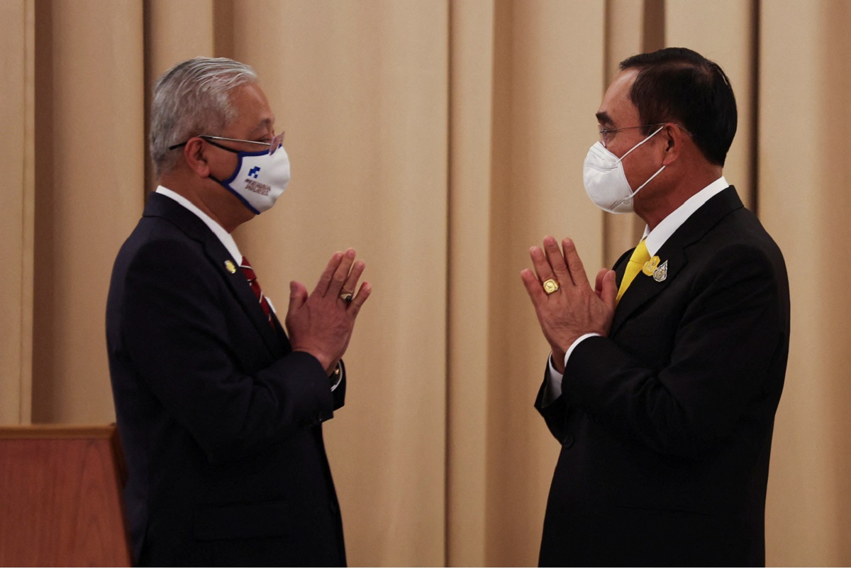 2 月 25 日，马来西亚总理伊斯梅尔·萨布里·雅科布和泰国总理巴育在泰国曼谷进行国事访问，讨论疫情复苏、安全、经济关系和地区问题后举行联合新闻发布会后相互致意。 2022.（路透社照片）