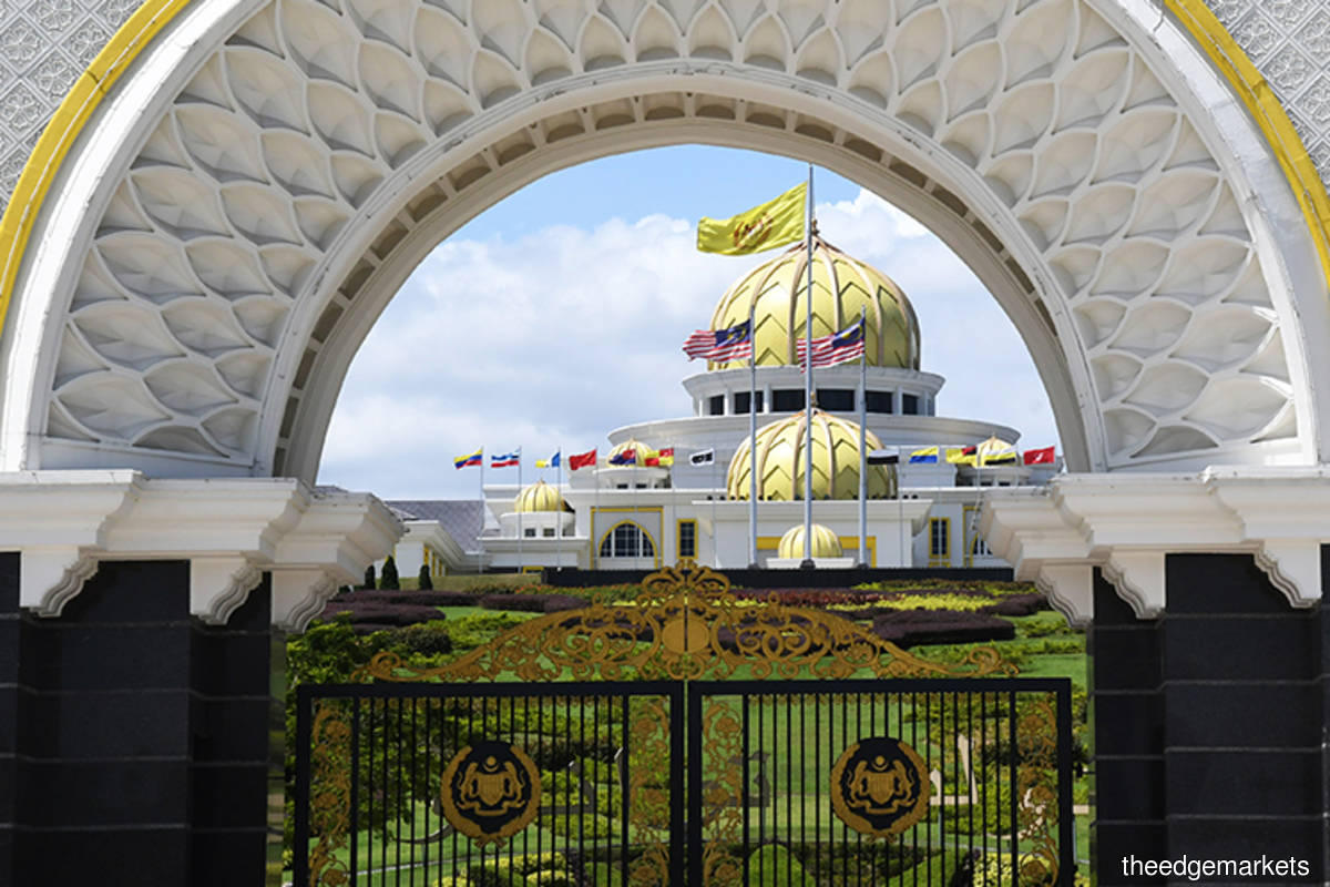 Police Follow Cmco Sops While Waiting Outside Istana Negara The Edge Markets