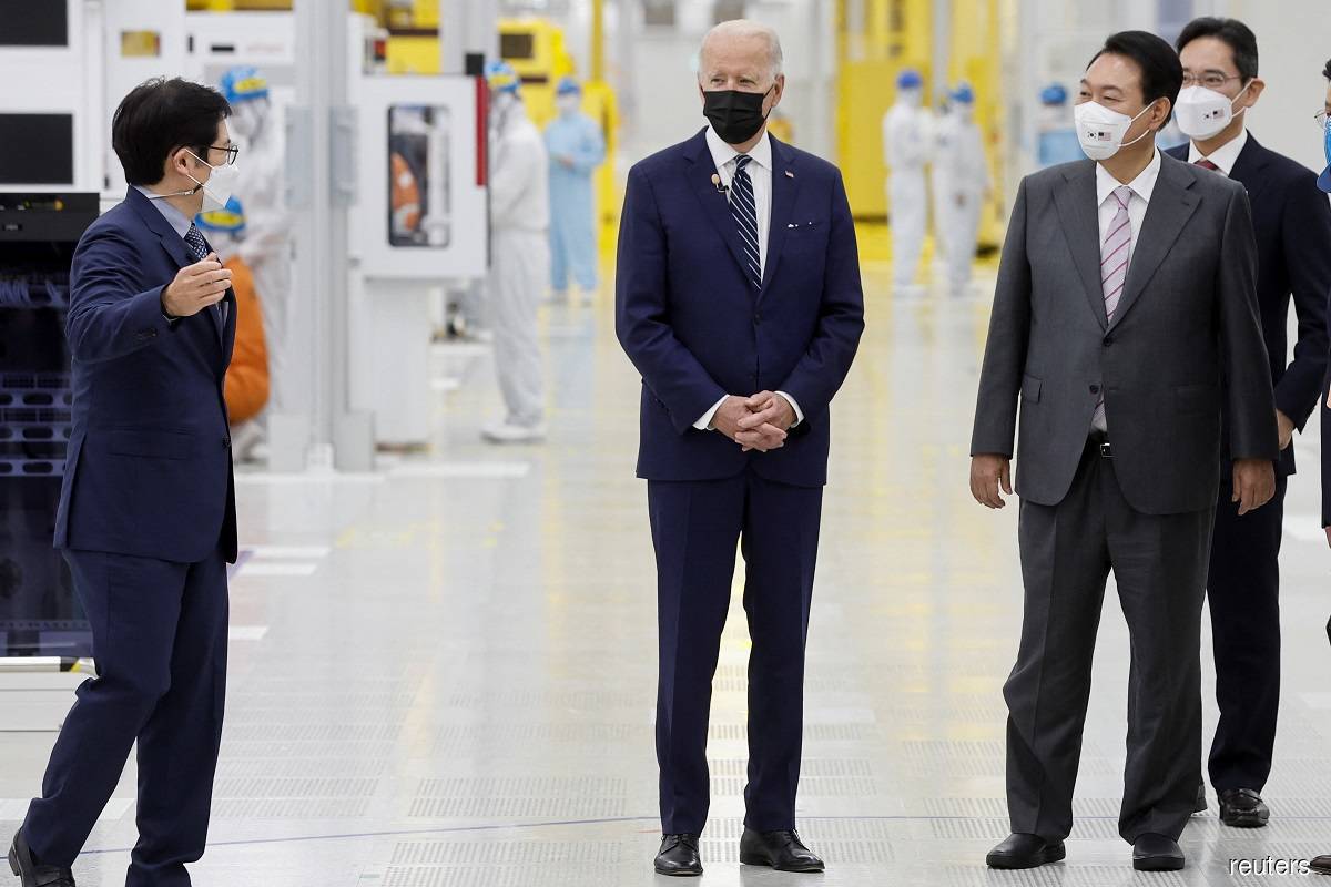 US President Joe Biden (third from right), South Korea President Yoon Suk-yeol (second from right), and Samsung Electronics vice chairman Jay Y Lee (first from right) seen during a tour of Samsung Electronics' semiconductor factory in Pyeongtaek, South Korea on May 20, 2022.