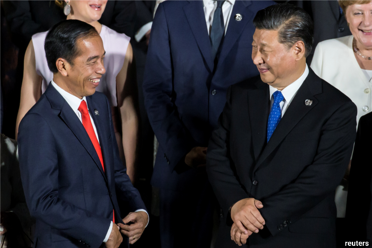Jokowi (left) and Xi Jinping