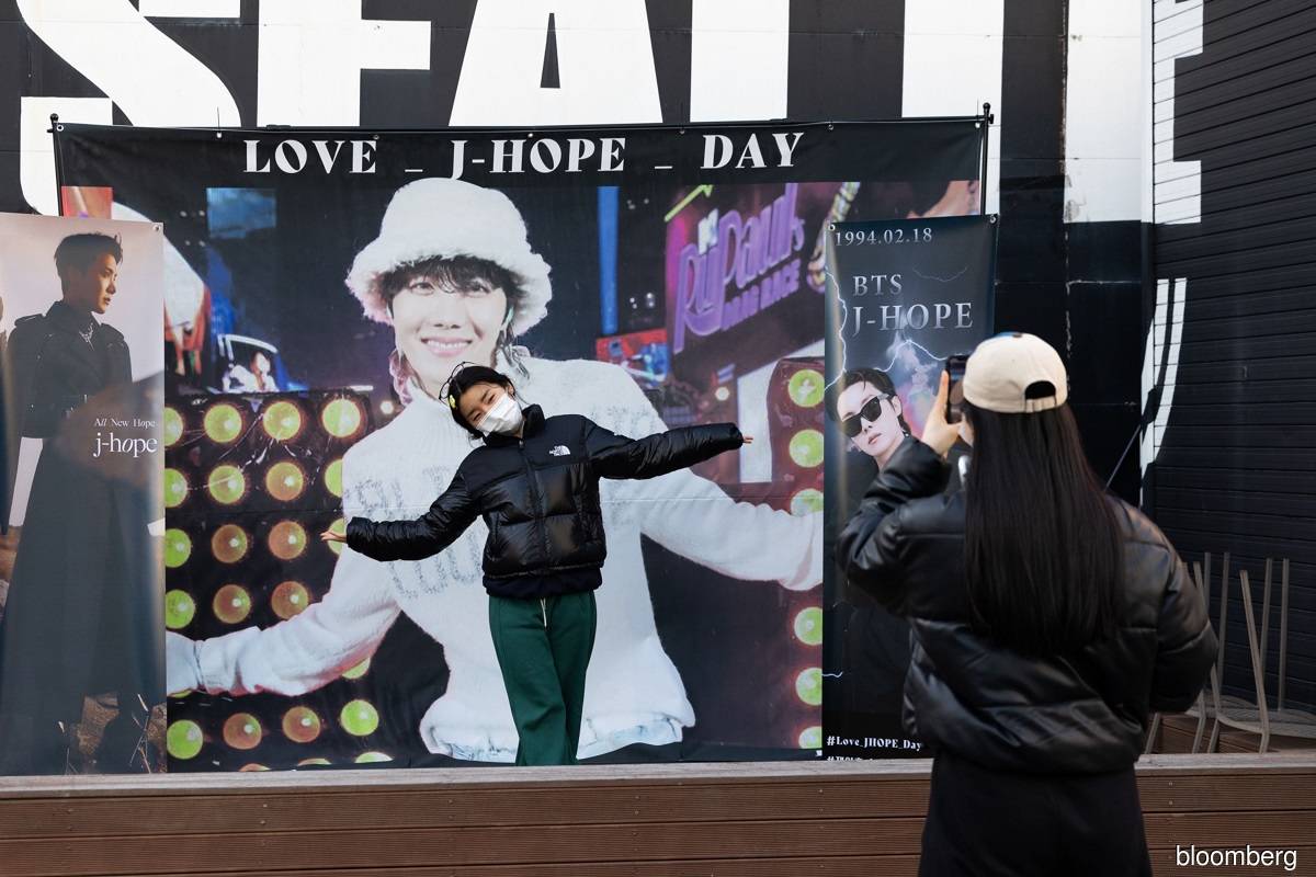 Kakao reaches 40% stake in K-pop agency SM, HYBE keeps 8.8%
