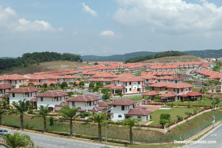 More homes on auction but few takers