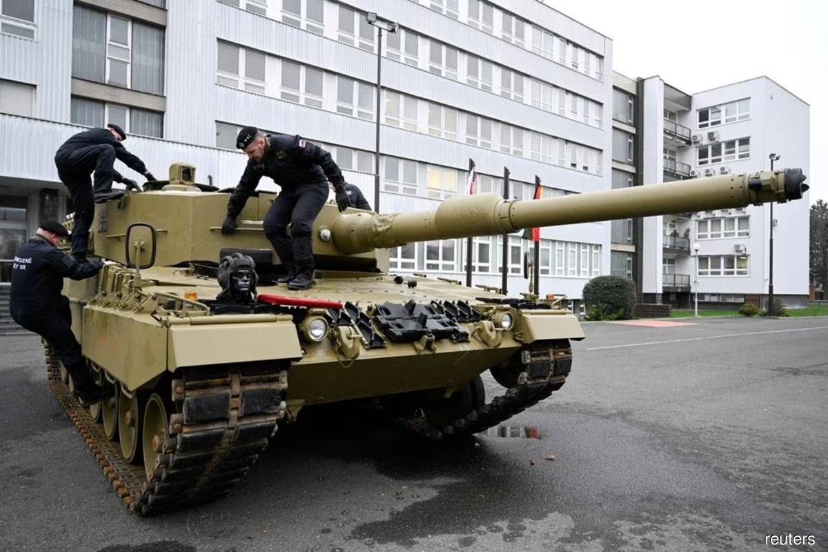 Germany to boost Ukraine firepower with Leopard battle tanks