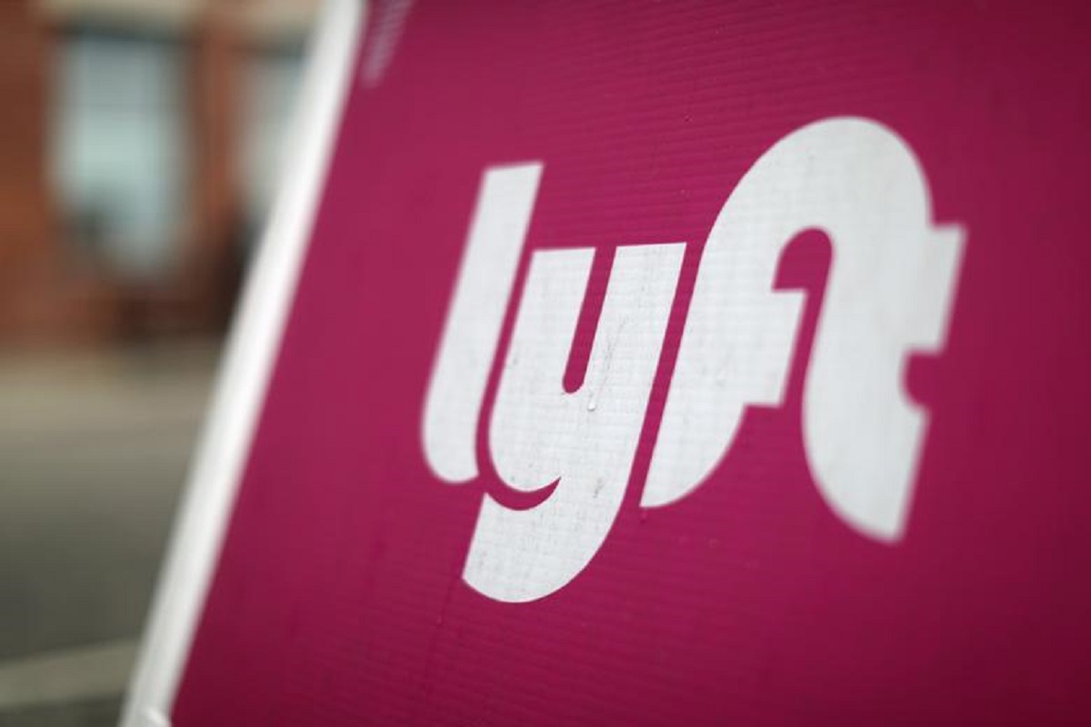 Lyft plunges on disappointing outlook, taking Uber down with it