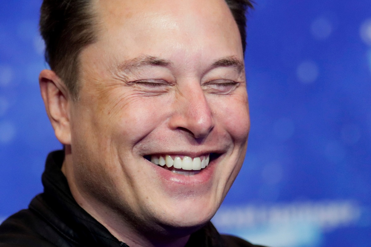 Musk breaks silence on Twitter, posts a picture with the pope
