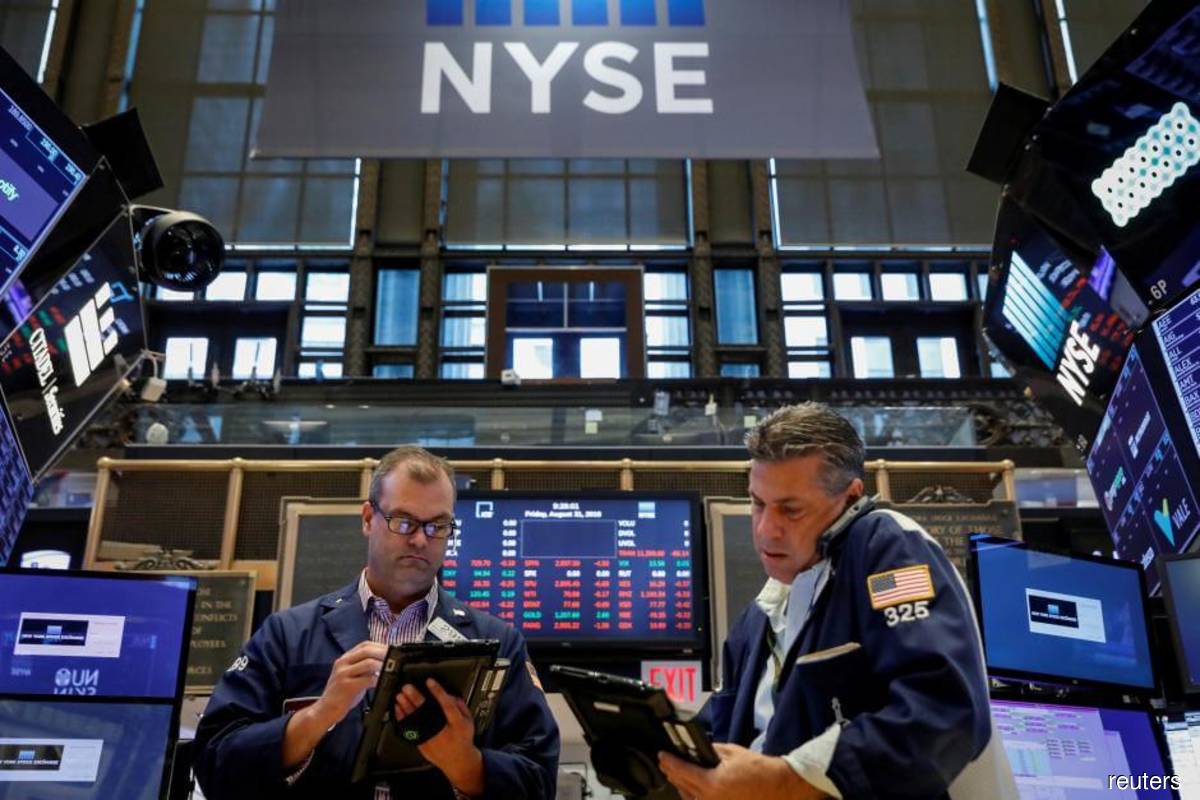 Goldman, Travelers drag Dow lower as earnings season picks up