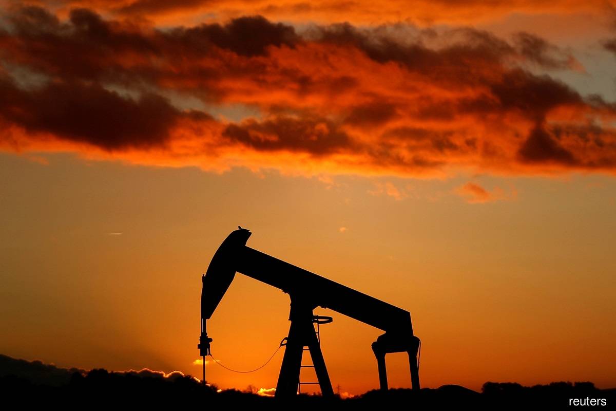 Oil falls ahead of OPEC+, US Federal Reserve meetings