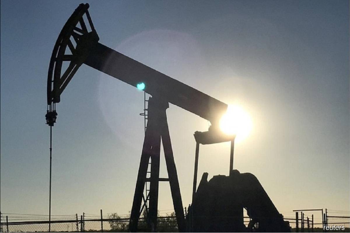 Oil climbs as US dollar slumps, OPEC+ keeps output cut policy