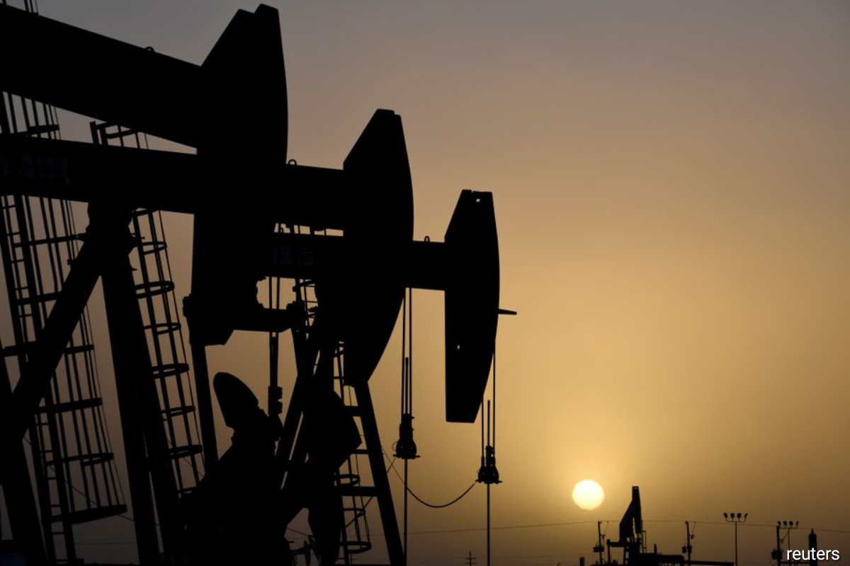 Oil begins new year with gains, Omicron worries linger