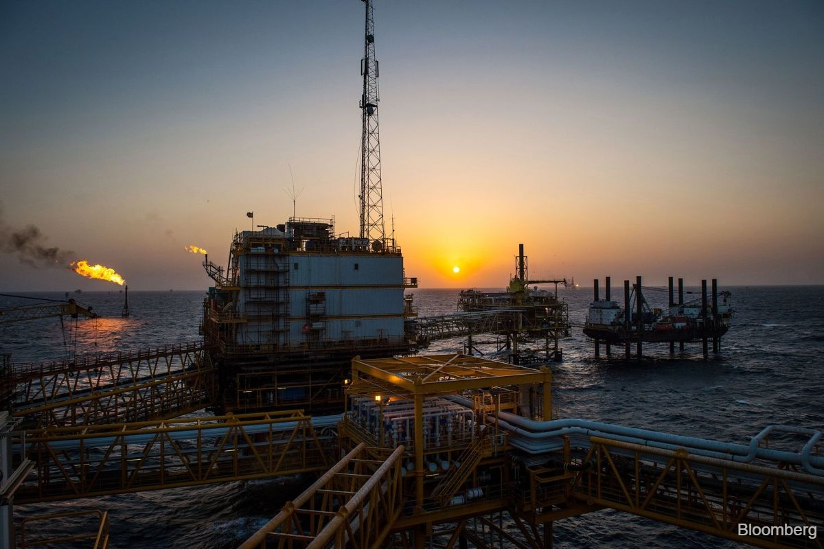 Oil crisis deepens as traders fret on longer Strait of Hormuz blockage