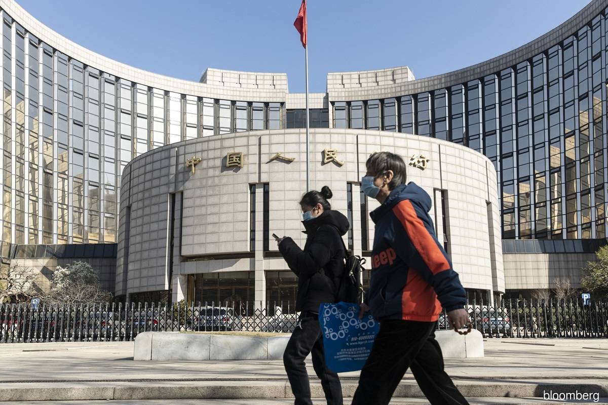 Local branches of the PBOC have called for meetings with banks in multiple cities since last week to assess why loans have slowed, along with the difficulties faced by banks and how regulators can help, according to people with knowledge of the matter. (Photo by Bloomberg)