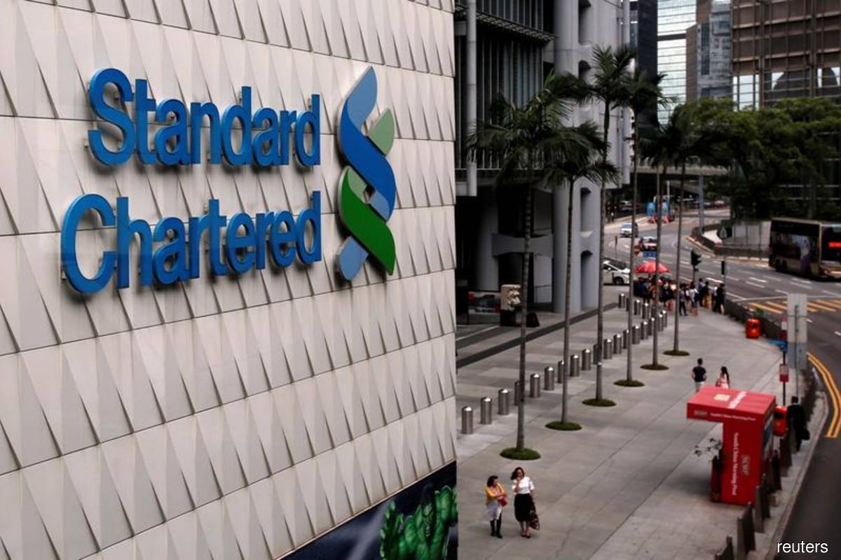 People walk outside the main branch of Standard Chartered in Hong Kong, China on Aug 1, 2017. (Photo by Bobby Yip/Reuters filepix)
