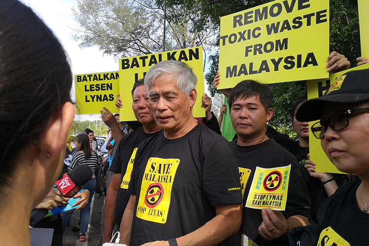 Lynas toxic waste: Pro- and anti-Lynas groups stage rally Lynas toxic waste: Pro- and anti-Lynas groups stage rally