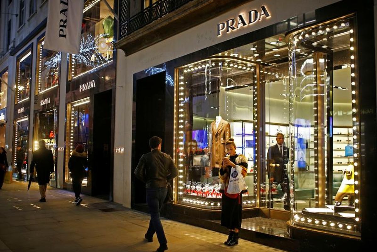 Prada is seeking at least US$1 bil in new Milan listing